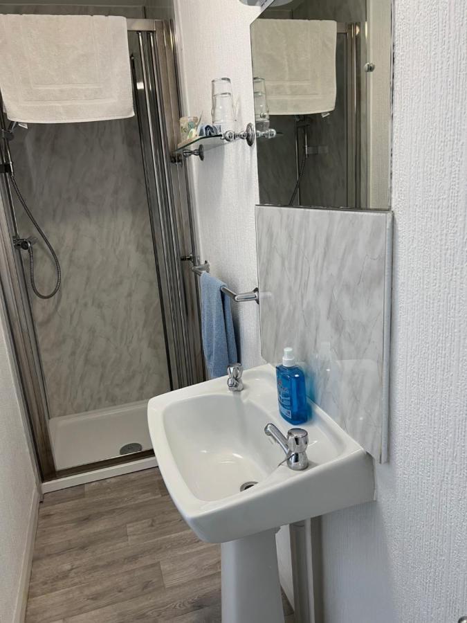 Lindholme Guest House Тенби Екстериор снимка
